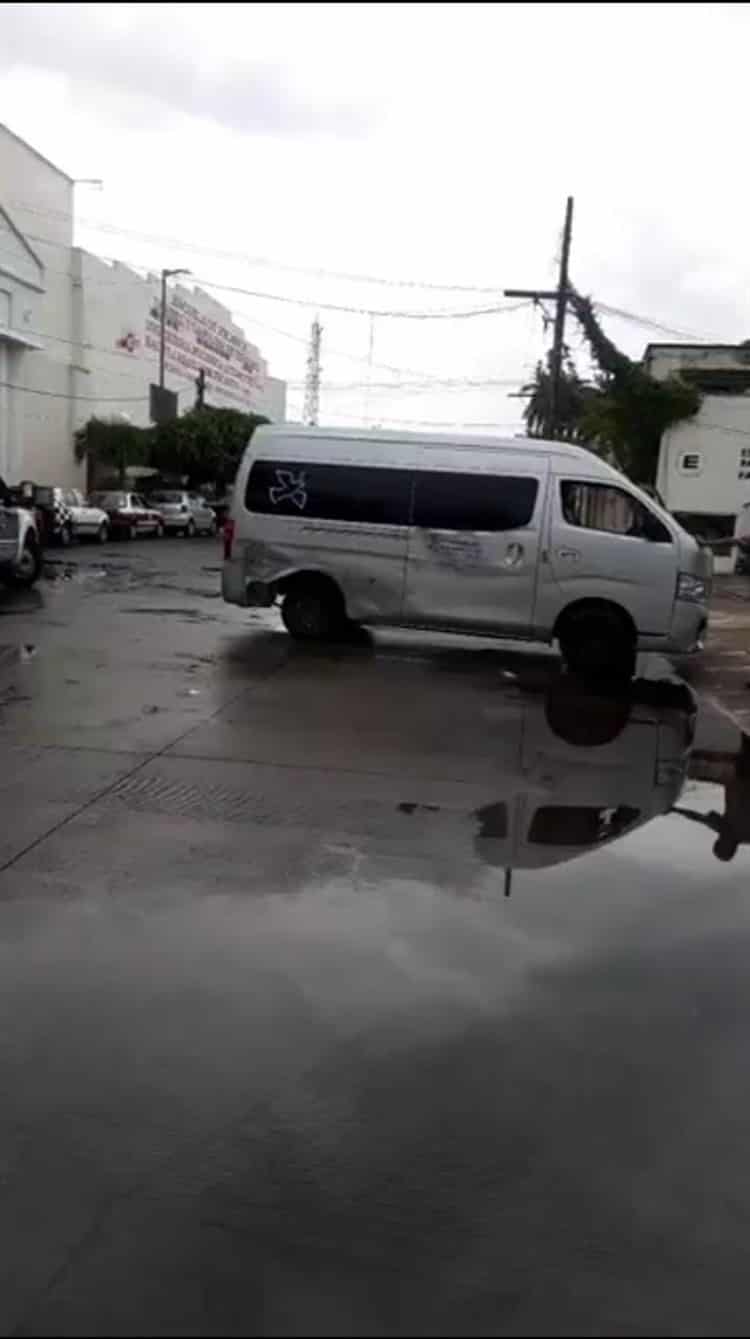 Conductor de taxi provoca choque en calles del centro de Veracruz