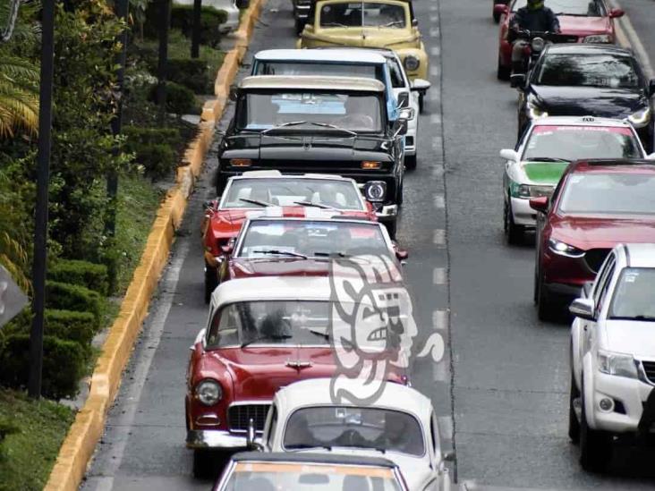 Festejan el Día de Padre con desfile de autos clásicos