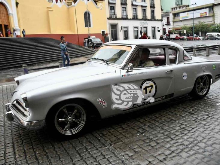 Festejan el Día de Padre con desfile de autos clásicos