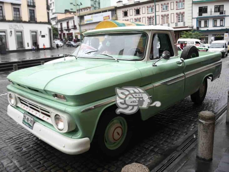 Festejan el Día de Padre con desfile de autos clásicos