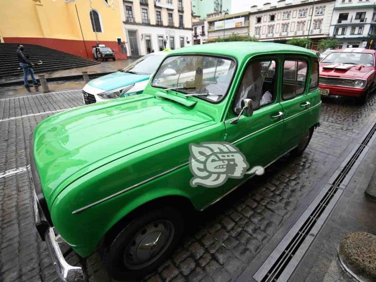 Festejan el Día de Padre con desfile de autos clásicos