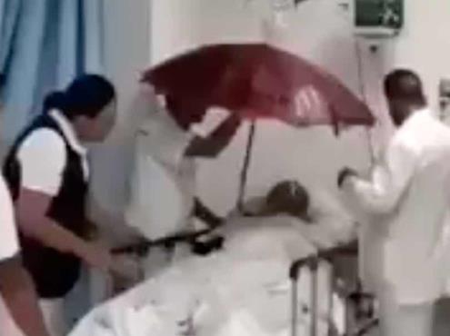¡Con paraguas! Médicos en Nayarit cubren a paciente tras colapsar techo(+video)