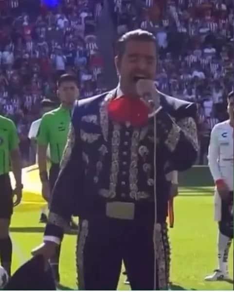 Pablo Montero se equivoca de nuevo al cantar el Himno Nacional