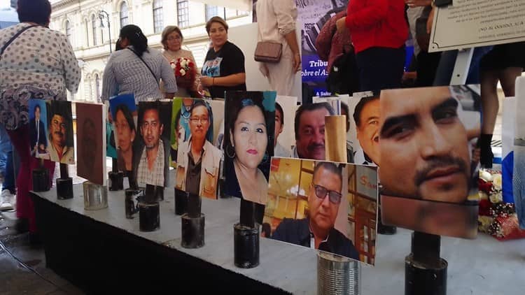Colocan placa memorial de Milo Vela, tras 11 años de su homicidio y el de su familia