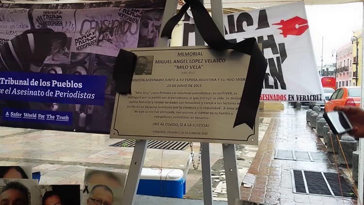 Colocan placa memorial de Milo Vela, tras 11 años de su homicidio y el de su familia