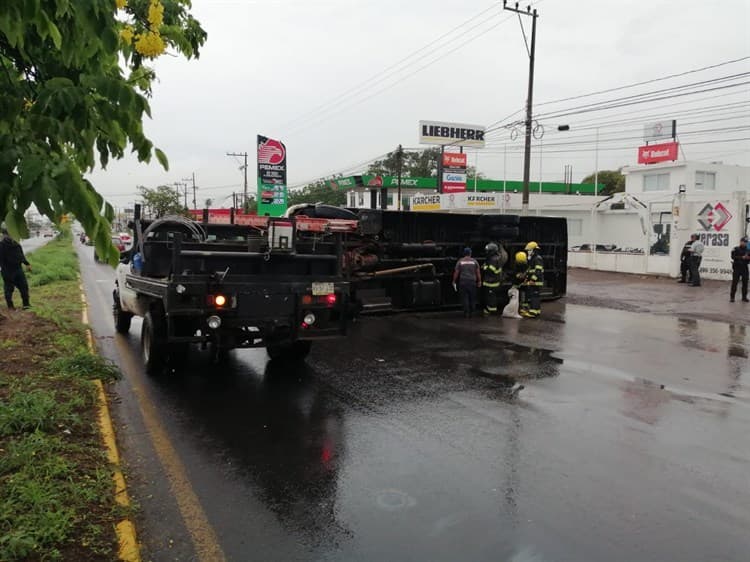 Aparatosa volcadura de un camión de pasajeros en la carretera Veracruz - Xalapa