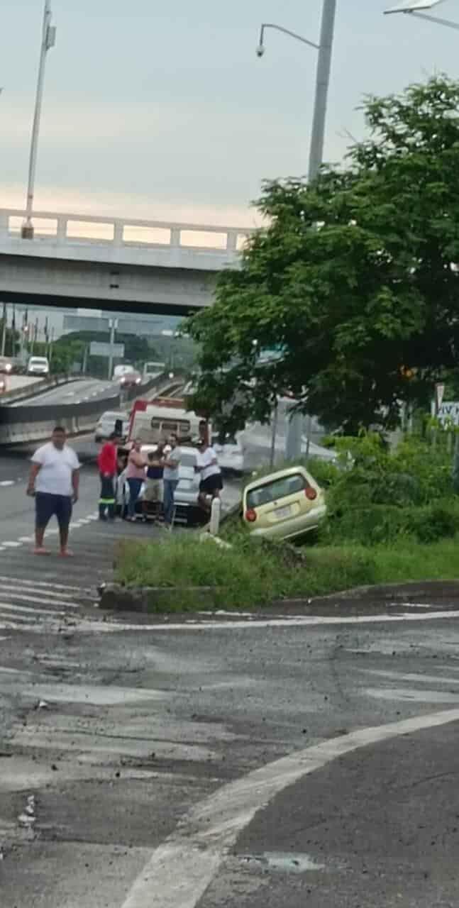 Automóvil pierde el control y sale de la autopista Cardel-Veracruz