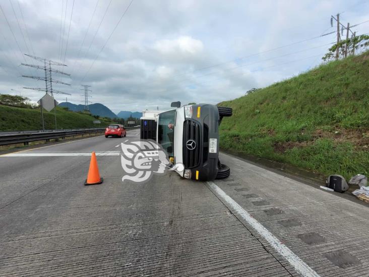 Vuelca camioneta en autopista Córdoba-Orizaba