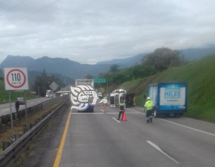 Vuelca camioneta en autopista Córdoba-Orizaba