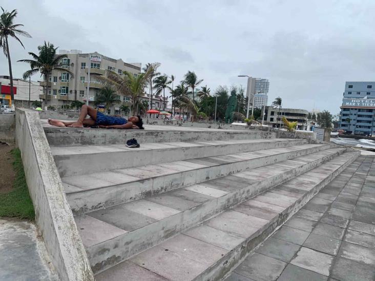 En Veracruz, Plaza del Migrante se convierte en hotel de indigentes