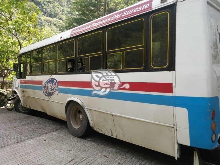 Autobús queda en el borde de un peñasco en Coetzala