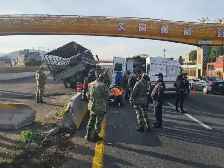 Vuelca camión con militares en la México-Puebla; hay al menos tres lesionados