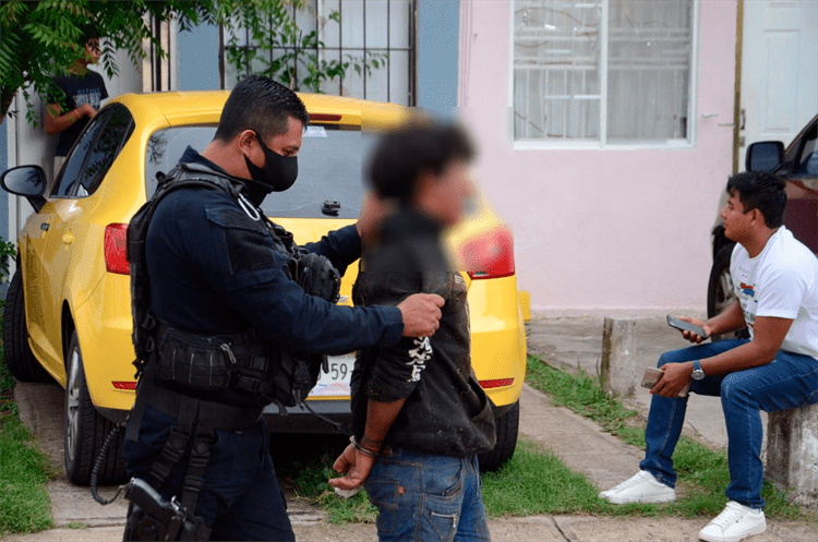 Vecinos someten a hombre que intentó agredir a una familia en Puente Moreno, Medellín