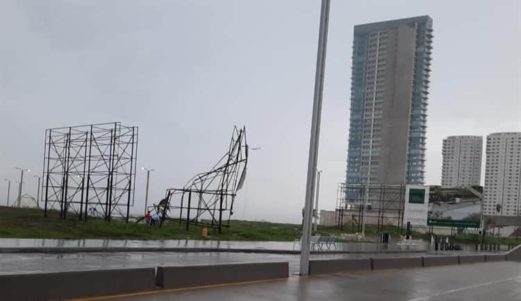 Colapsa parte de un espectacular en Boca del Río, tras las fuertes lluvias y vientos