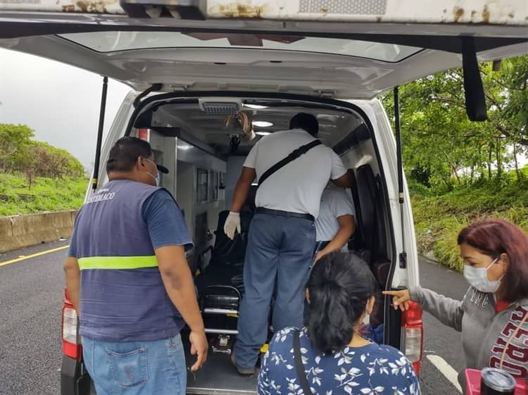 Vuelca automóvil tras esquivar una camioneta sobre la carretera a San Andrés Tuxtla