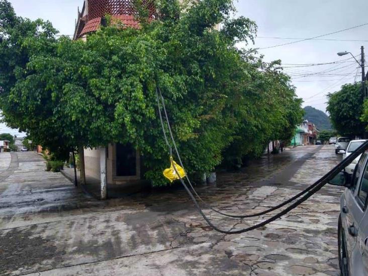 Camión “fantasma” tira cableado telefónico en Misantla