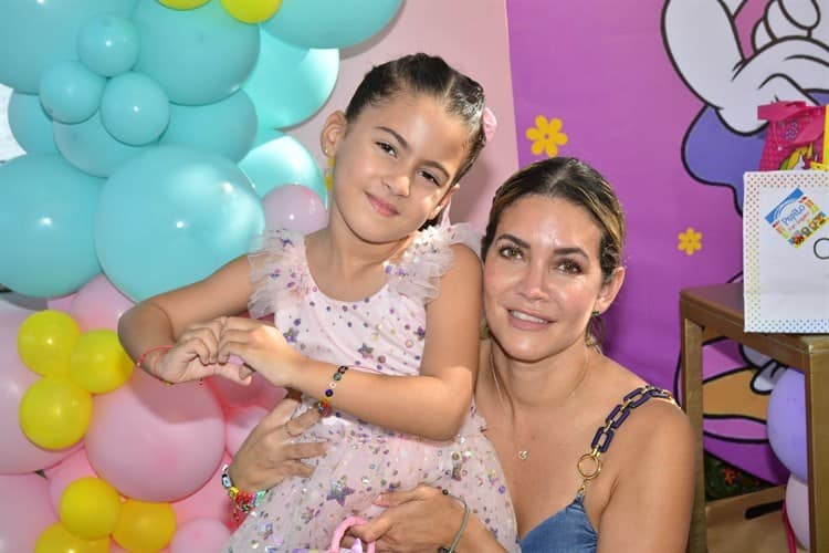 Aitana y Renata son festejadas por su mamá, Maricarmen López Ruiz