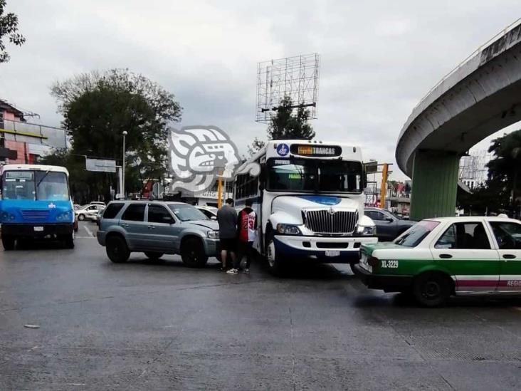 Lluviosa mañana deja múltiples choques en Xalapa