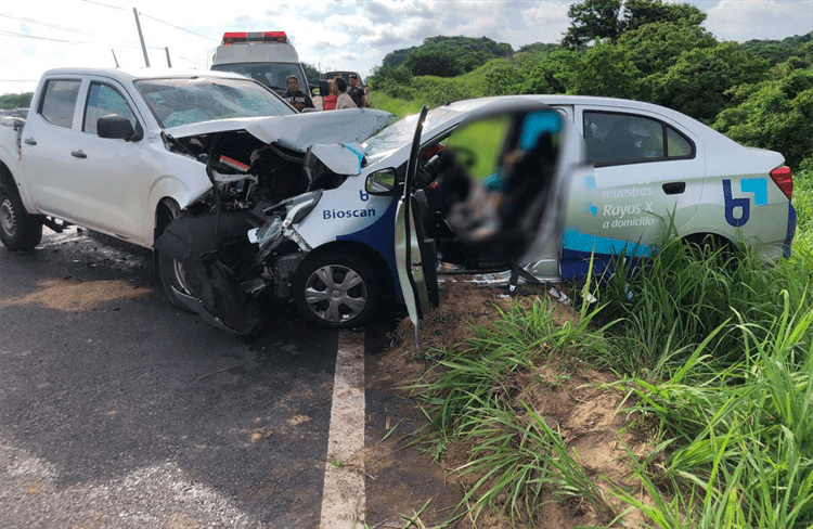 Mujer muere en su automóvil al ser impactada por una camioneta en Alvarado