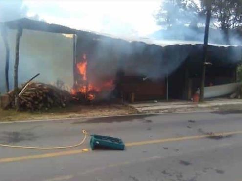 Violento enfrentamiento entre campesinos en carretera en Chiapas; queman automóviles