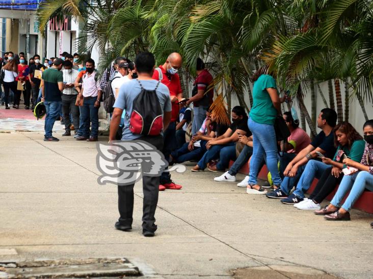 Abarrotan ayuntamiento de Coatzacoalcos por ofertas laborales en Protexa