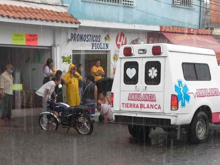 Mujer cae por accidente durante lluvia a una alcantarilla en Tierra Blanca