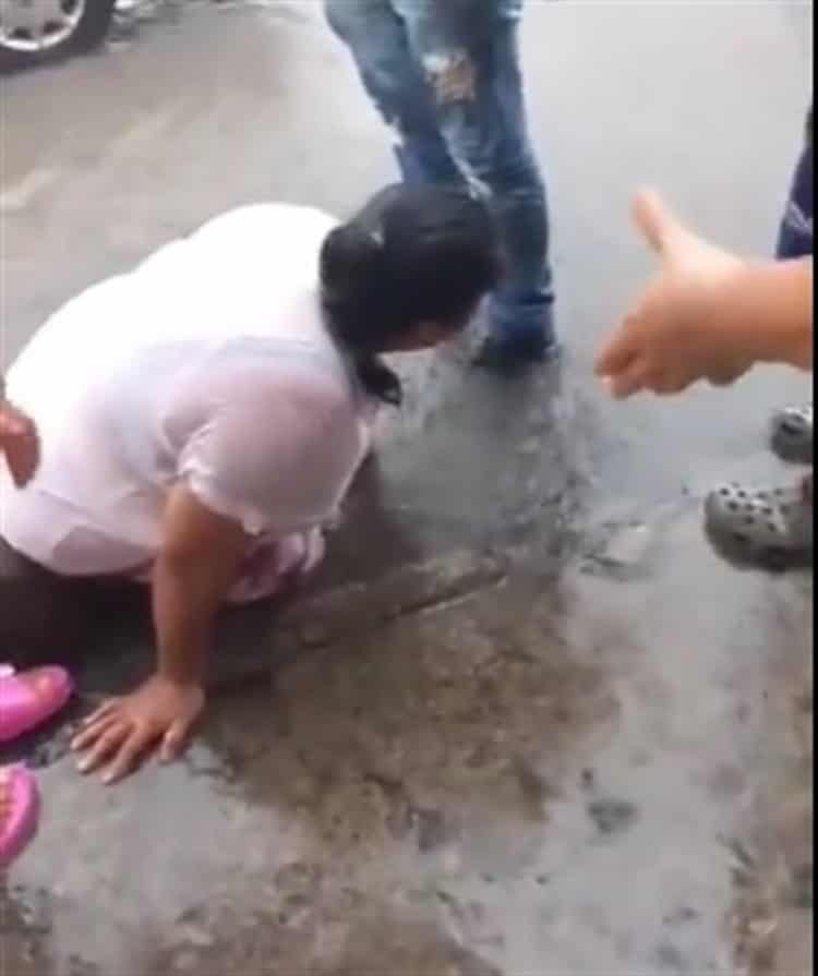 Mujer cae por accidente durante lluvia a una alcantarilla en Tierra Blanca