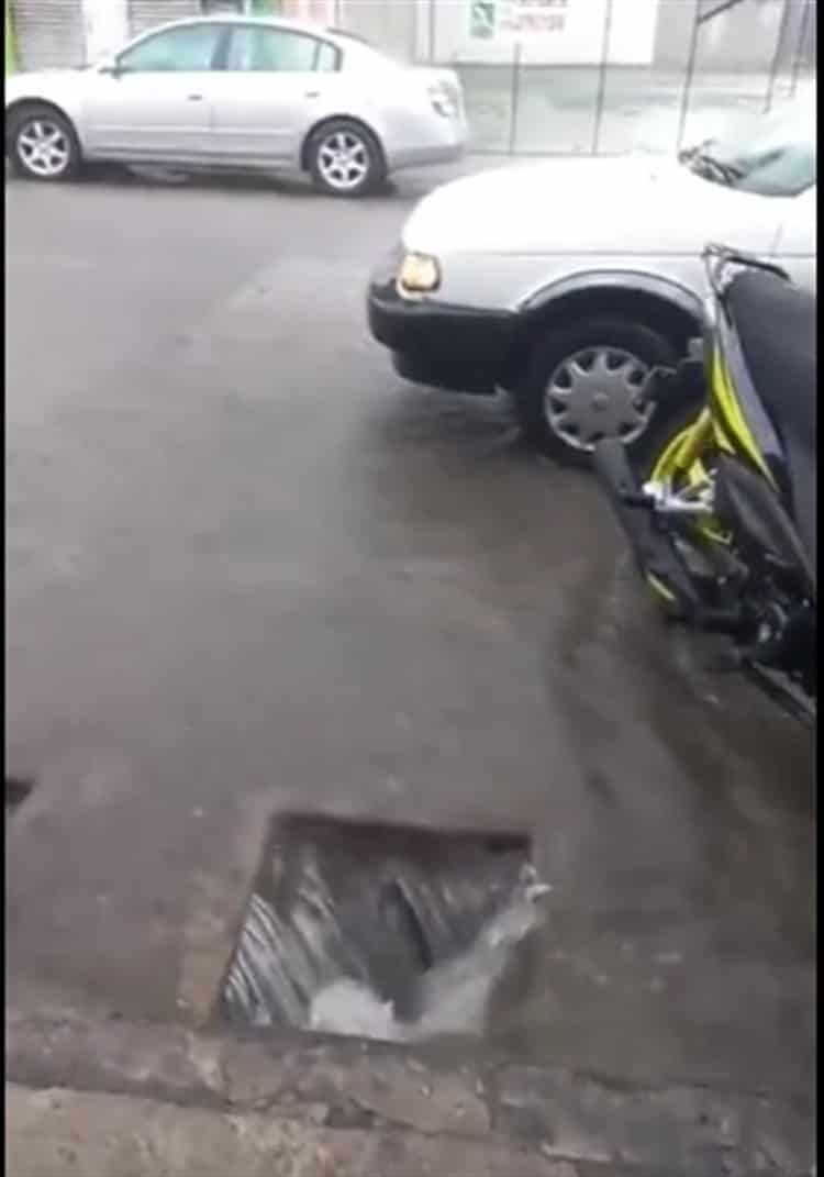 Mujer cae por accidente durante lluvia a una alcantarilla en Tierra Blanca
