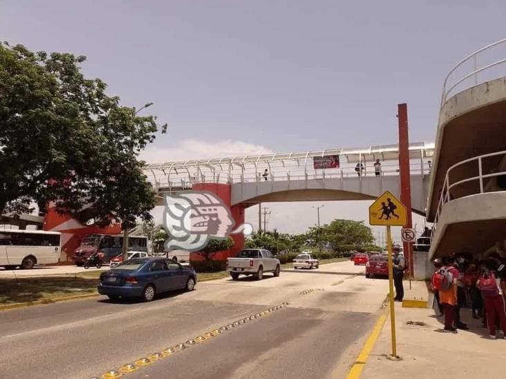 Cuelgan amorosa manta en puente peatonal de Coatzacoalcos