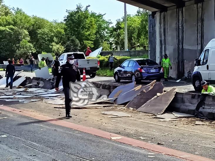 Vuelca tráiler en el libramiento Xalapa-Perote; hay tres lesionados