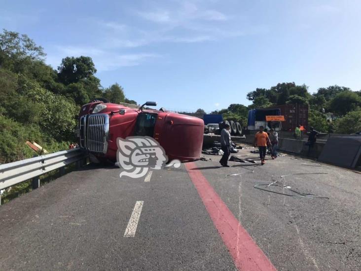 Vuelca tráiler en el libramiento Xalapa-Perote; hay tres lesionados