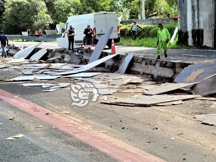 Vuelca tráiler en el libramiento Xalapa-Perote; hay tres lesionados