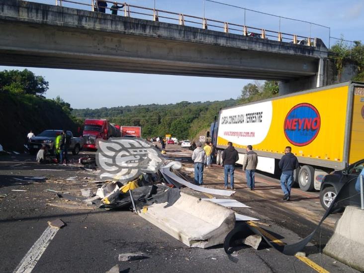 Vuelca tráiler en el libramiento Xalapa-Perote; hay tres lesionados