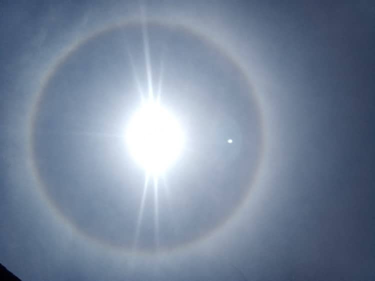 (+Video) Halo solar sorprende a chilangos este jueves