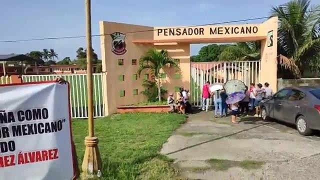 Padres de familia piden la detención de profesor en Nautla por retención de menor