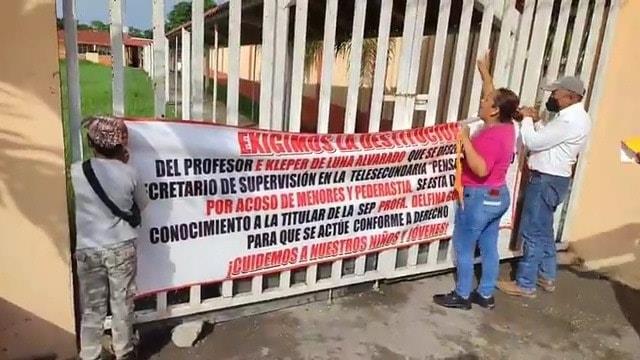 Padres de familia piden la detención de profesor en Nautla por retención de menor