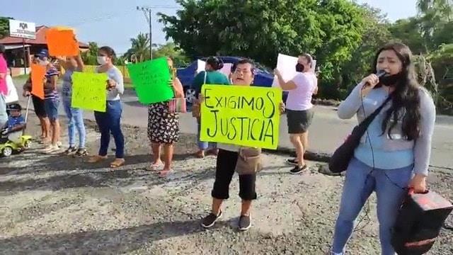 Padres de familia piden la detención de profesor en Nautla por retención de menor