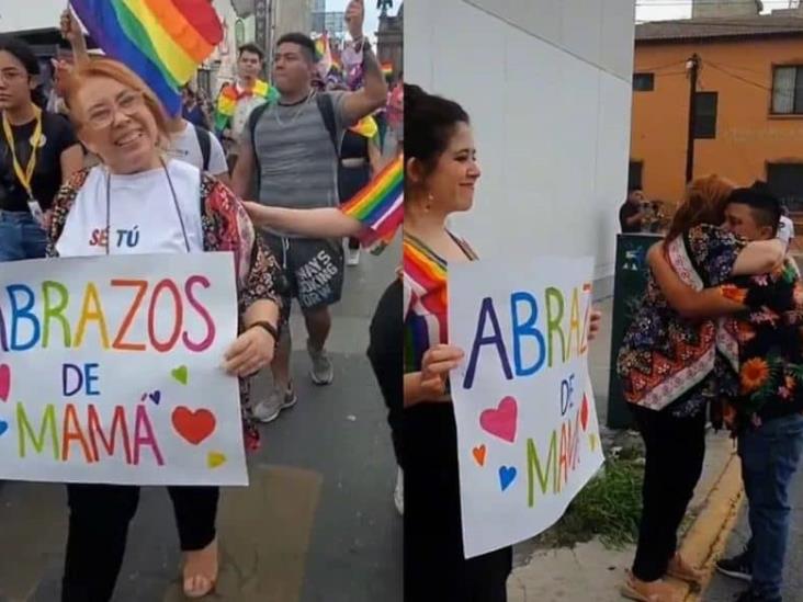 (+VIDEO) Madre reparte abrazos gratis en marcha LGBT y se vuelve viral