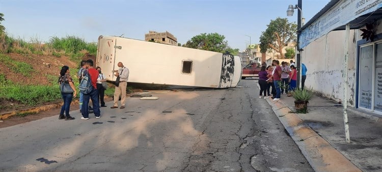 Vuelca camión de pasajeros en el fraccionamiento Palma Real, en Veracruz
