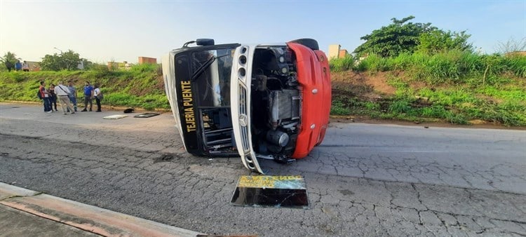 Vuelca camión de pasajeros en el fraccionamiento Palma Real, en Veracruz