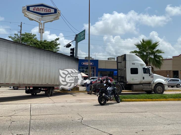 Tracto-camión quedó atravesado en el Bulevar de Minatitlán