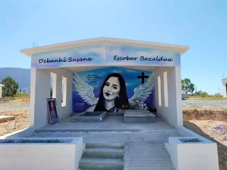 Pintan mural en la tumba donde descansan los restos de Debanhi Escobar en Nuevo León