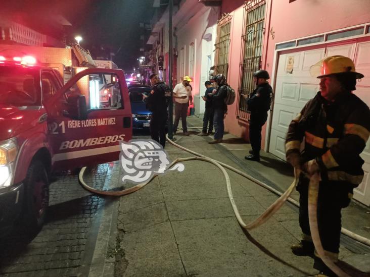 Incendio de boiler moviliza a bomberos en céntrica calle de Xalapa