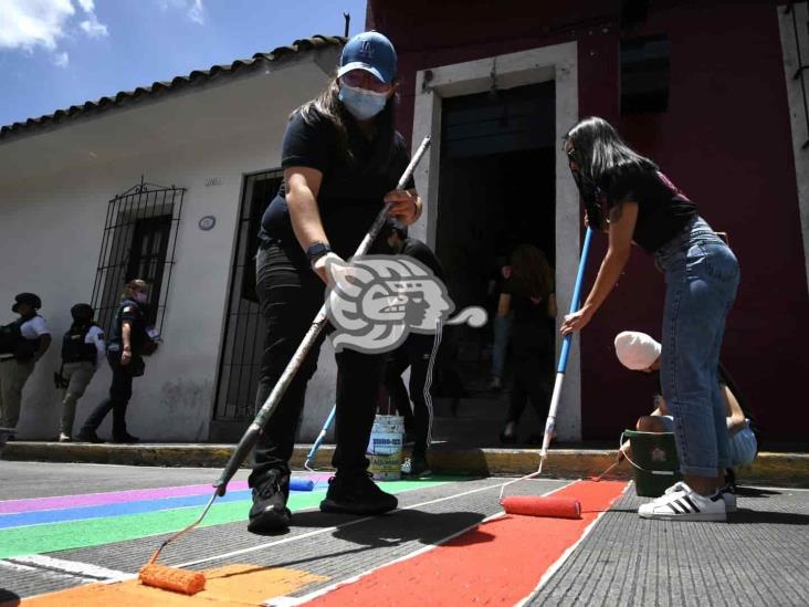 Truena vocero de la Iglesia de Xalapa contra arcoíris en paso peatonal