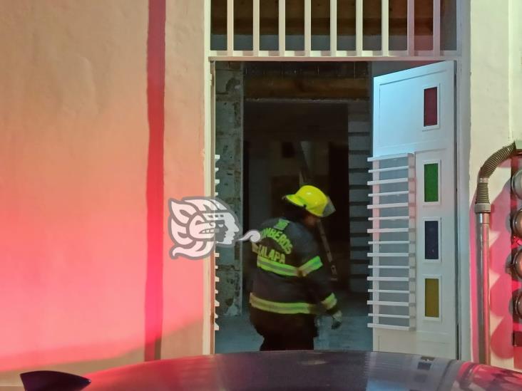 Incendio de boiler moviliza a bomberos en céntrica calle de Xalapa