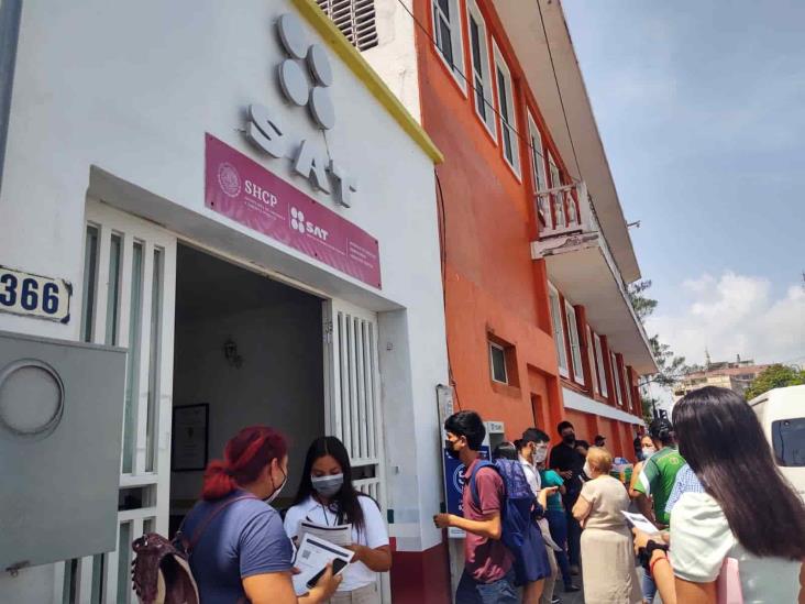 Realizan largas filas en el SAT Veracruz para tramitar Constancia de Situación Fiscal