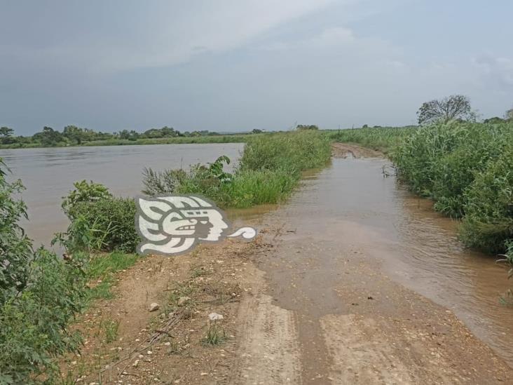 Escurrimiento del río Chiquito incomunica comunidades de Jáltipan