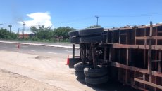 Vuelca tráiler en la Veracruz - Cardel; chofer salió ileso (+video)