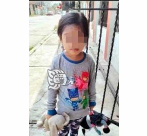 Con peluches en mano, pequeña niña deambulaba por calles de Minatitlán