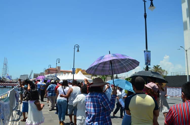 Largas filas para subir a recorrer veleros en malecón de Veracruz